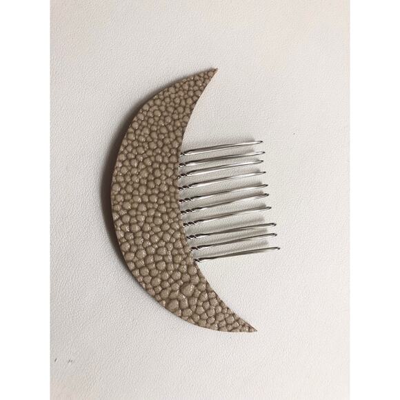 Artisan Handmade Leather Crescent Moon Celestial hair comb- Beige cobblestone - Picture 5 of 7